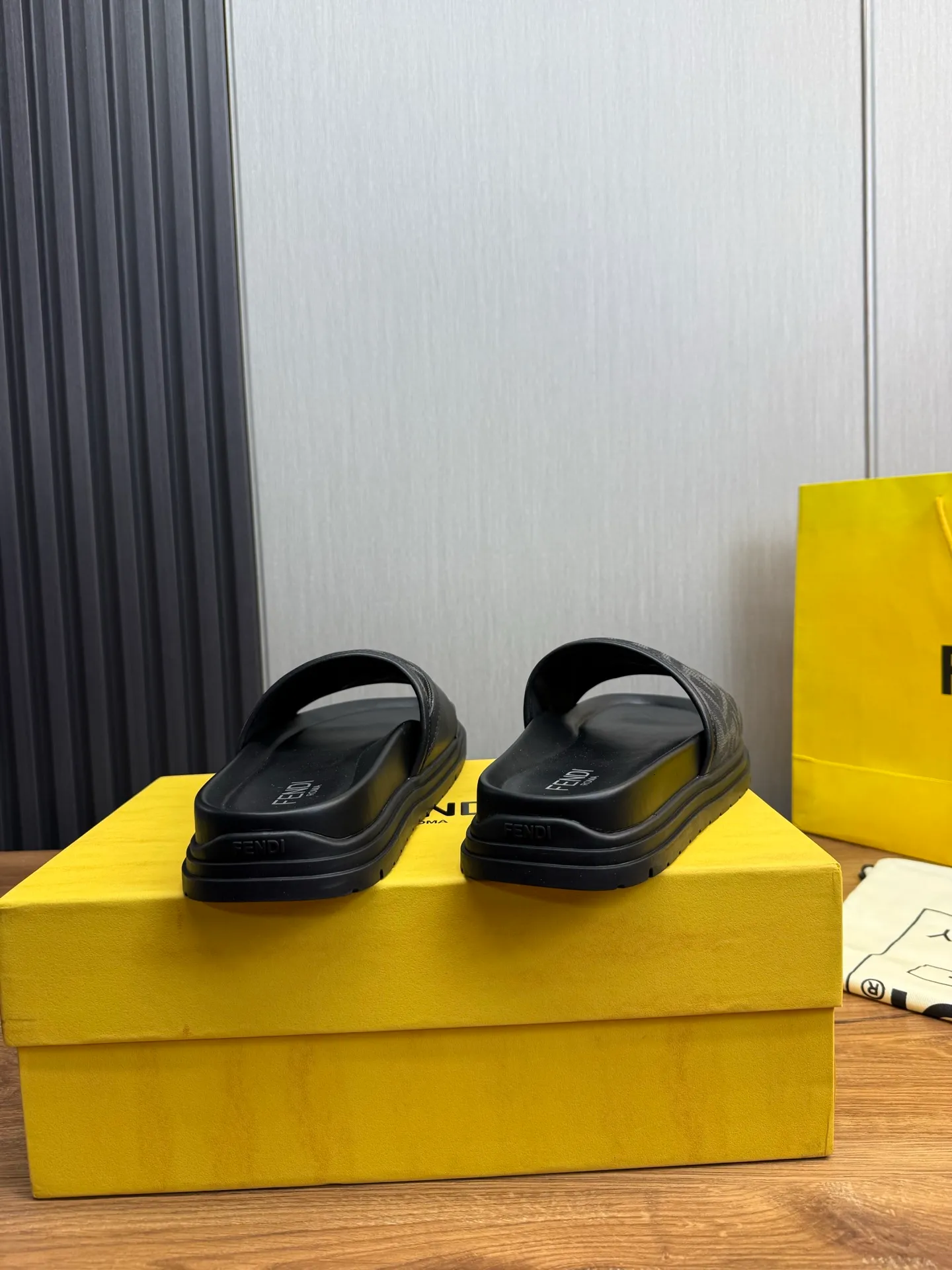 Men's shoes 💰400💰 Fendi men's slippers, made one to one on the FENDI official website, sizes 38-45 45 46 🉑️Customized!
